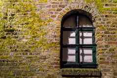 长满青苔的砖墙木窗口框架酒吧历史体系结构背景