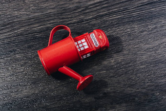 经典英国风格红色的电话展位浇水