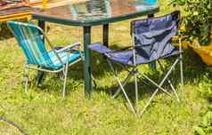 塑料折叠表格折叠椅子野营站草阳光明媚的夏天一天