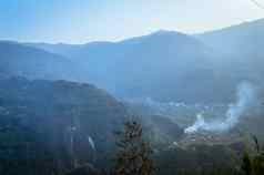 空中全景视图森林山多雾的一天