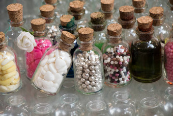集透明的瓶填满珠子