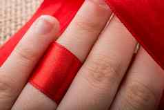红色的字符串系环手指