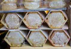 新鲜的蜂蜜密封梳子框架