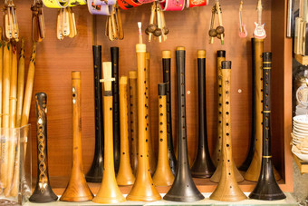 几十个手工制作的木长笛显示