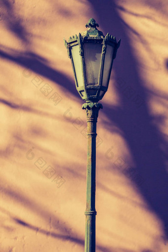 复古的电街灯使金属风格