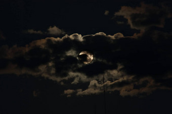 完整的月亮包围云eclipse
