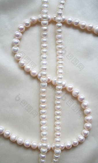 珍珠光滑的优雅的白色丝绸背景