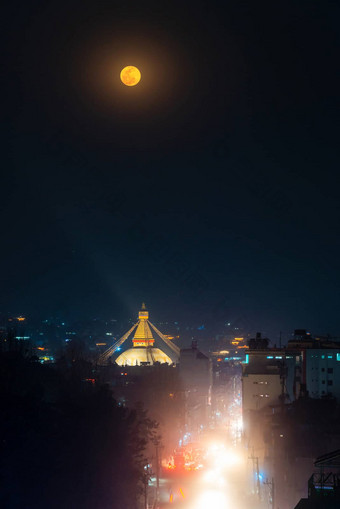 完整的月亮布达纳特佛塔晚上尼泊尔