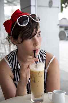 十几岁的女孩饮料冰咖啡咖啡馆