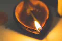 排灯节石油粘土灯被称为奇拉格“阿拉丁”项目的灯黑暗橙色黑色的背景明亮的橙色红色的火焰照明粘土灯石油灯替代蜡烛