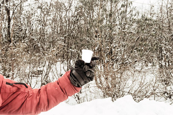 女人旅游<strong>冬</strong>天衣服持有杯茶显示热咖啡杯雪覆盖森林山背景夫人身体部分<strong>冬</strong>天<strong>服装</strong>享受快乐生活时刻