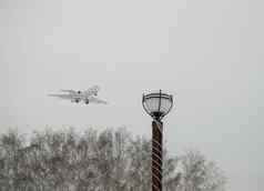 飞机苍蝇低城市公园树多云的冬天天空复制空间业务旅行冒险概念