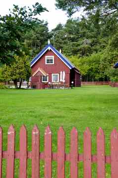 木色彩斑斓的房子栅栏农村家园
