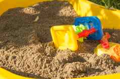 集彩色的塑料玩具沙子孩子们的沙盒夏天阳光明媚的一天