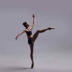 美丽的芭蕾舞舞者摆姿势尖