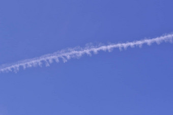 蓝色的天空云飞机推进