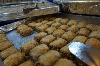传统的土耳其甜点果仁蜜饼概念食物酒店餐厅背景