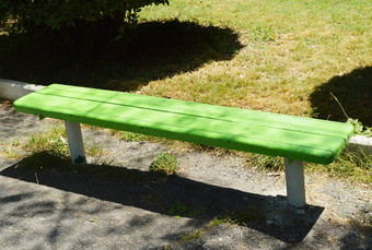 木<strong>画板</strong>凳上路径夏天公园阳光明媚的一天