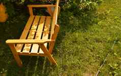 木板凳上夏天花园天井设计自然木家具