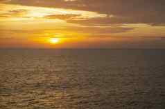美丽的色彩斑斓的橙色日落海黑暗云明亮的太阳旅行概念海邮轮户外背景