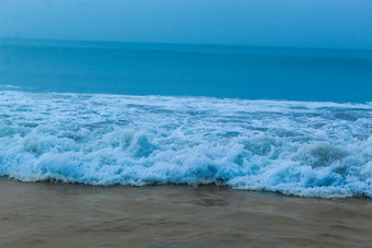 <strong>蓝色</strong>的海海滩水流动