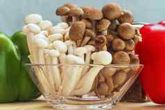 白色小蘑菇小白色棕色（的）蘑菇表格白色山毛榉蘑菇Shimeji蘑菇集甜蜜的胡椒蘑菇成分木董事会