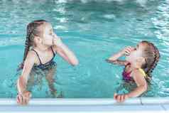 女孩游泳池朋友池孩子们玩池女孩有趣的池