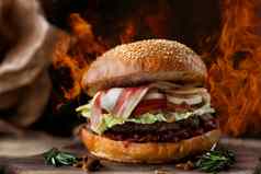 经典美国牛肉汉堡不健康的食物概念