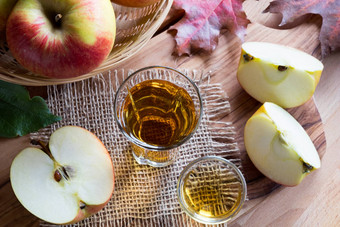 苹果苹果酒醋玻璃木表格苹果