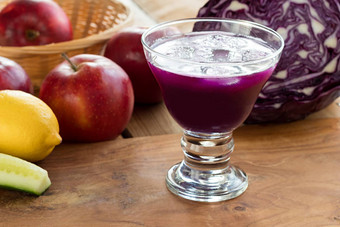 紫色的卷心菜汁玻璃卷心菜苹果