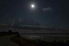晚上风景完整的月亮湖科孚岛希腊