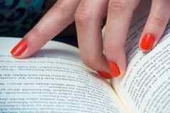 阅读书橙色手指指甲
