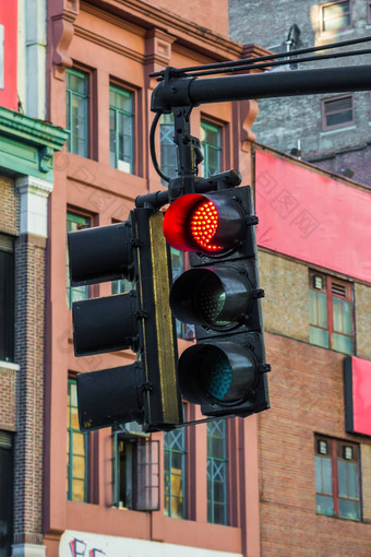 红色的交通光信号挂街道纽约