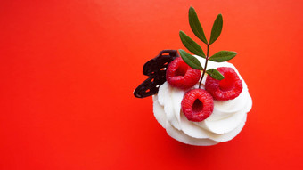 甜蜜的甜点蛋糕黄油奶油树莓红色的背景
