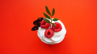 甜蜜的甜点<strong>蛋糕</strong>黄油奶油<strong>树莓</strong>红色的背景