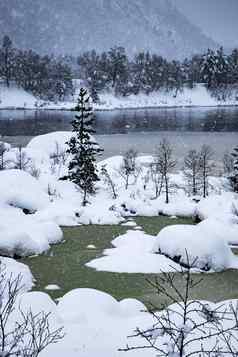 湖一半冻冬天下雪冷