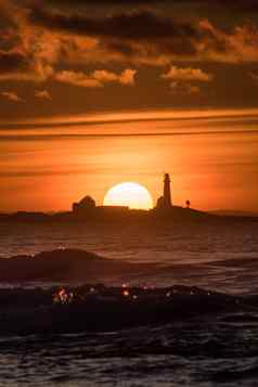 日落赫尔斯特海滩灯塔黄色的红色的挪威