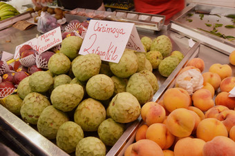大各种新鲜的热带水果计数器杂货店市场