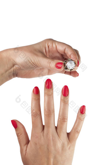 女手红色的修指甲穿银环