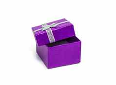 开放紫罗兰色的礼物盒子银丝带孤立的白色后台