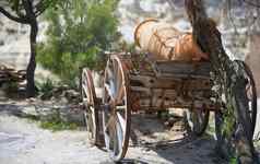 古老的木有轮子的马车