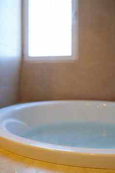 现代浴室浴缸完整的水
