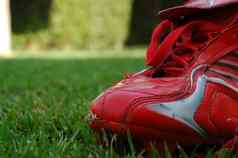 红色的足球鞋