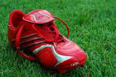 红色的足球鞋