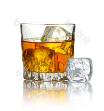 玻璃<strong>威士忌</strong>冰孤立的白色
