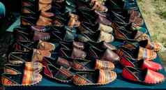 集传统的手使皮革鞋子集市