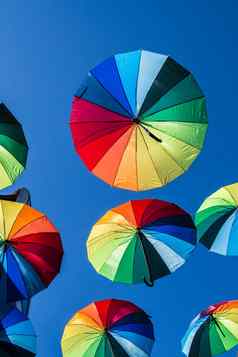 彩色的雨伞挂街