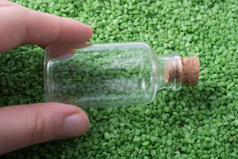 空瓶手绿色沙子