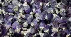 生紫罗兰色的紫水晶岩石水晶阿梅斯特