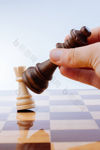 人玩国际象棋<strong>游戏</strong>使移动